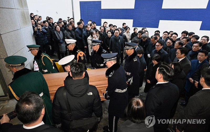 서울대병원 장례식장 이해찬 전 총리 운구 행렬 (출처=연합뉴스)