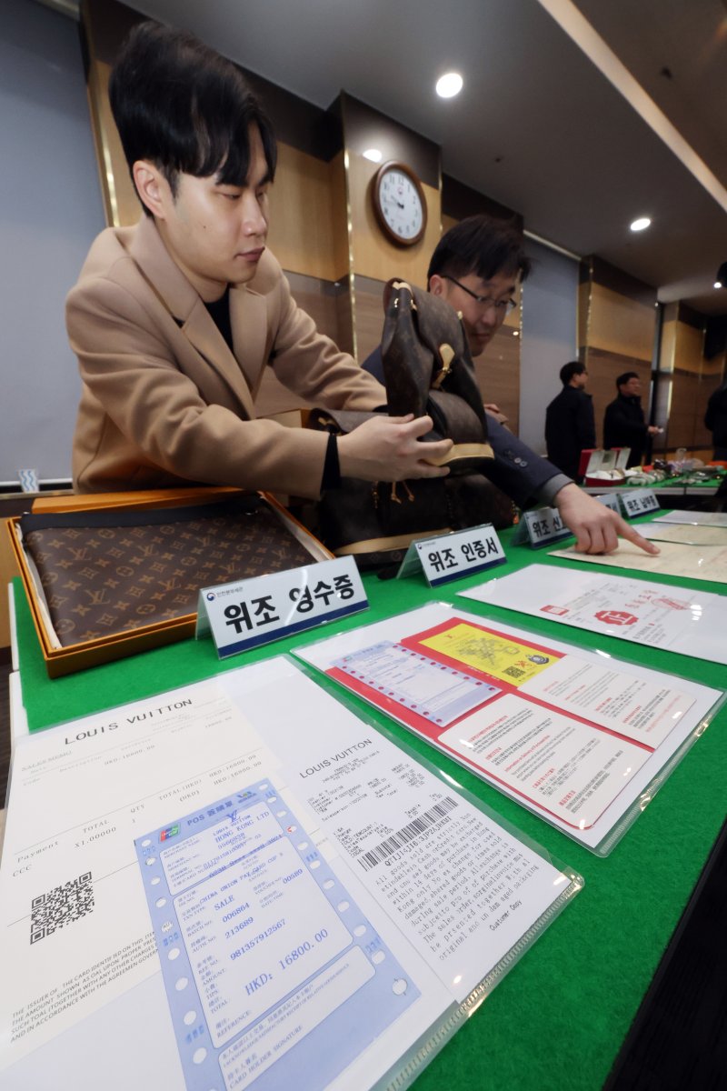27일 오전 인천 중구 인천본부세관에서 열린 '1200억원대 위조 명품 판매 쇼핑몰 운영조직 적발' 브리핑에서 직원들이 압수품을 살펴보고 있다. ⓒ News1 황기선 기자