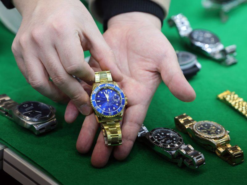 27일 오전 인천 중구 인천본부세관에서 열린 '1200억원대 위조 명품 판매 쇼핑몰 운영조직 적발' 브리핑에서 직원들이 압수품을 살펴보고 있다. 2026.1.27/뉴스1 ⓒ News1 황기선 기자