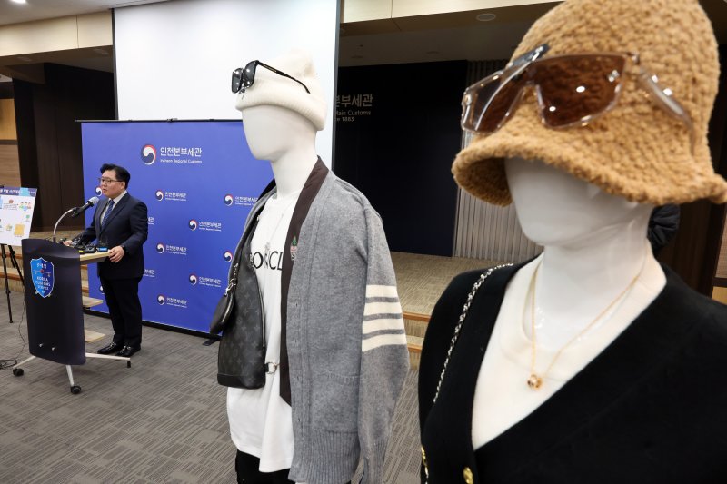 김재철 인천본부세관 조사국장이 27일 오전 인천 중구 인천본부세관에서 '1200억원대 위조 명품 판매 쇼핑몰 운영조직 적발' 브리핑을 하고 있다. . 2026.1.27/뉴스1 ⓒ News1 황기선 기자