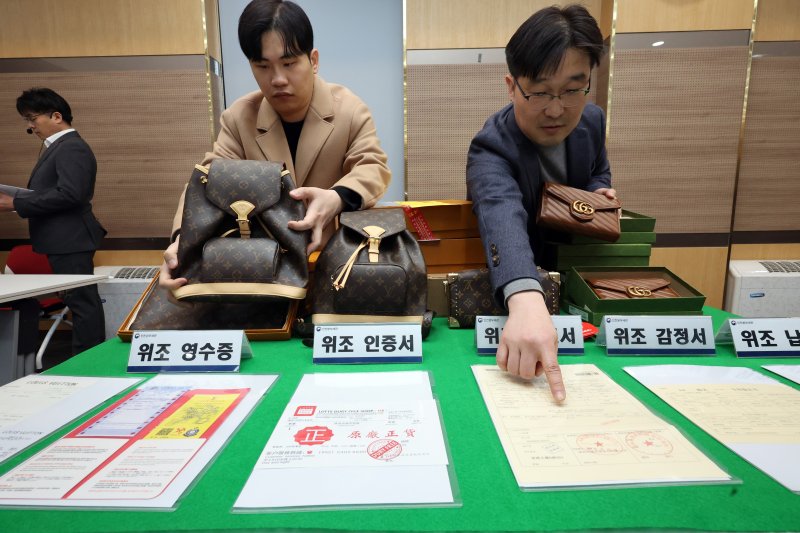 27일 오전 인천 중구 인천본부세관에서 열린 '1200억원대 위조 명품 판매 쇼핑몰 운영조직 적발' 브리핑에서 직원들이 압수품을 살펴보고 있다. 2026.1.27/뉴스1 ⓒ News1 황기선 기자