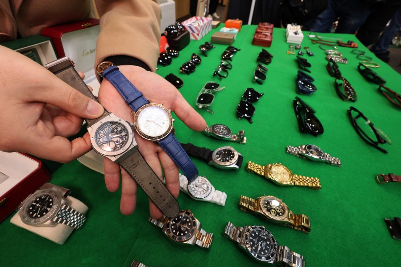 27일 오전 인천 중구 인천본부세관에서 열린 '1200억원대 위조 명품 판매 쇼핑몰 운영조직 적발' 브리핑에서 직원들이 압수품을 살펴보고 있다. 2026.1.27/뉴스1 ⓒ News1 황기선 기자