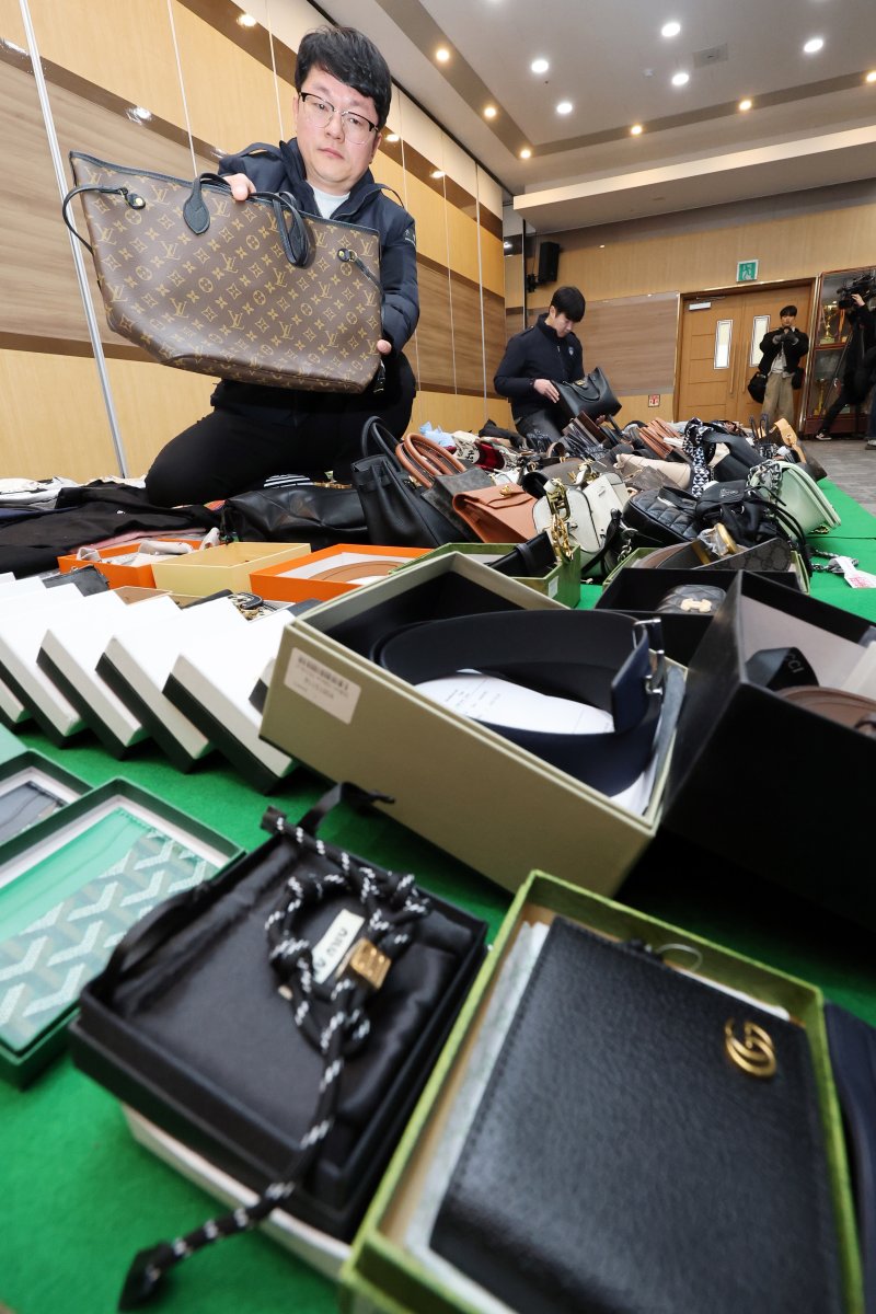 27일 오전 인천 중구 인천본부세관에서 열린 '1200억원대 위조 명품 판매 쇼핑몰 운영조직 적발' 브리핑에서 직원들이 압수품을 살펴보고 있다. 2026.1.27/뉴스1 ⓒ News1 황기선 기자