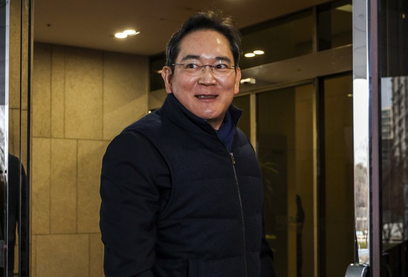 [서울=뉴시스] 정병혁 기자 = 미국 출장길에 나선 이재용 삼성전자 회장이 26일 서울 강서구 서울김포비즈니스항공센터에 도착해 출국에 앞서 취재진에게 인사를 하고 있다. 2026.01.26. jhope@newsis.com