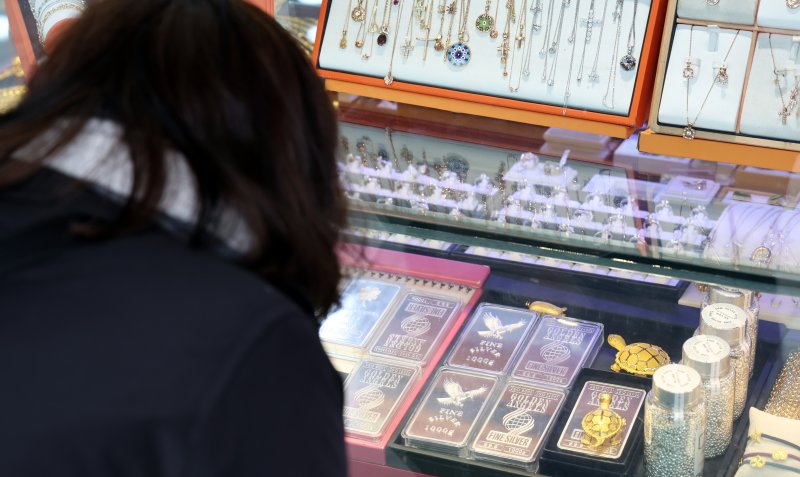 국제 금값이 사상 처음으로 온스당 5천달러를 돌파한 26일 서울 종로구 한 금은방에서 한 손님이 금·은 제품을 살펴보고 있다. 2026.1.26/뉴스1 ⓒ News1 최지환 기자