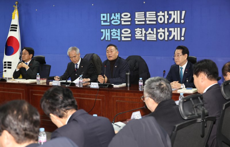 [서울=뉴시스] 김금보 기자 = 김원이(오른쪽 두번째) 더불어민주당 전남도당 위원장이 27일 오전 서울 여의도 국회 의원회관에서 열린 더불어민주당 광주·전남 행정통합 조찬 간담회에서 발언을 하고 있다. 2026.01.27. kgb@newsis.com