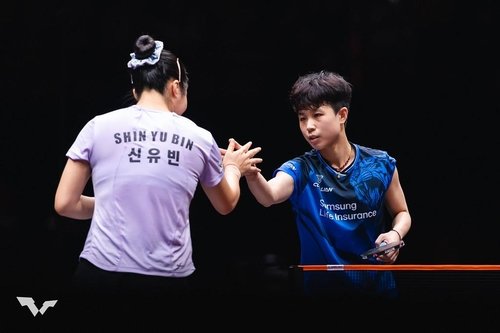 작년 WTT 파이널스 홍콩에 출전해 신유빈과 인사하는 주천희(오른쪽) (출처=연합뉴스)