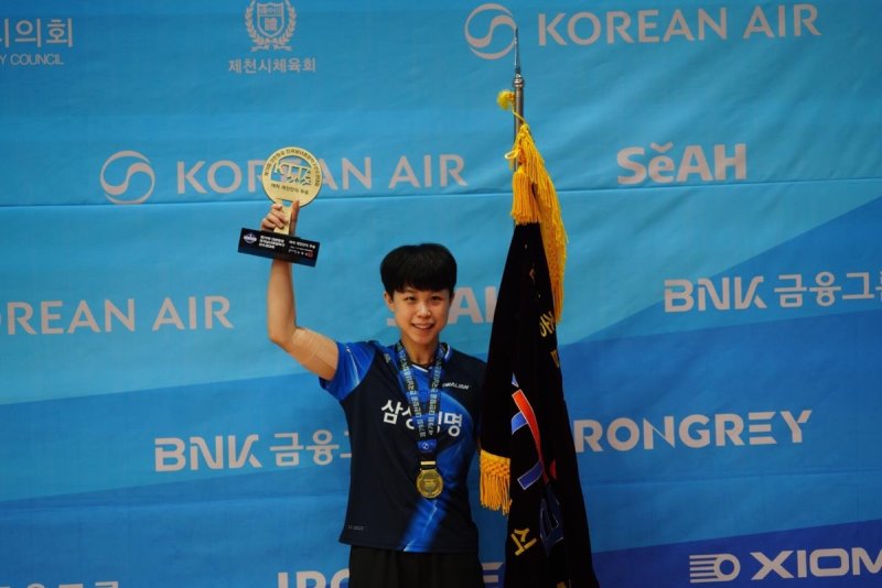 탁구 종합선수권 여자 단식 우승컵 들어 올린 주천희 (출처=연합뉴스)