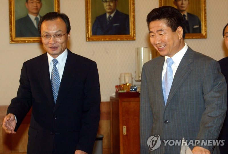 노무현 전 대통령과 이해찬 전 총리(왼쪽) (출처=연합뉴스)