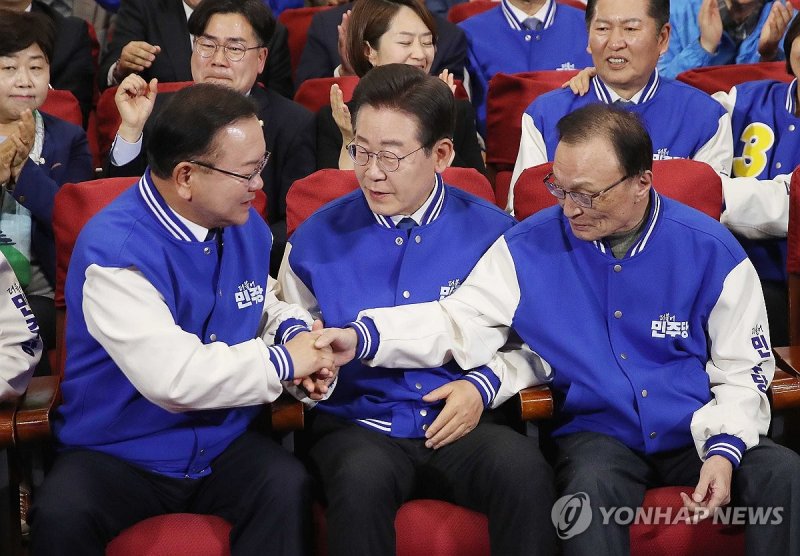 악수 나누는 이재명·이해찬·김부겸 (출처=연합뉴스)