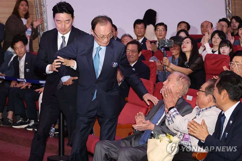 이해찬 상임고문 부축하는 강훈식 비서실장 (출처=연합뉴스)