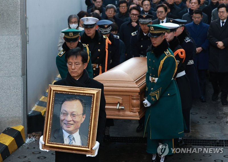 서울대병원 장례식장 안치되는 고 이해찬 전 총리 (출처=연합뉴스)