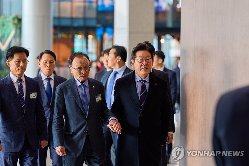 이해찬 수석부의장과 이동하는 이재명 대통령 (출처=연합뉴스)