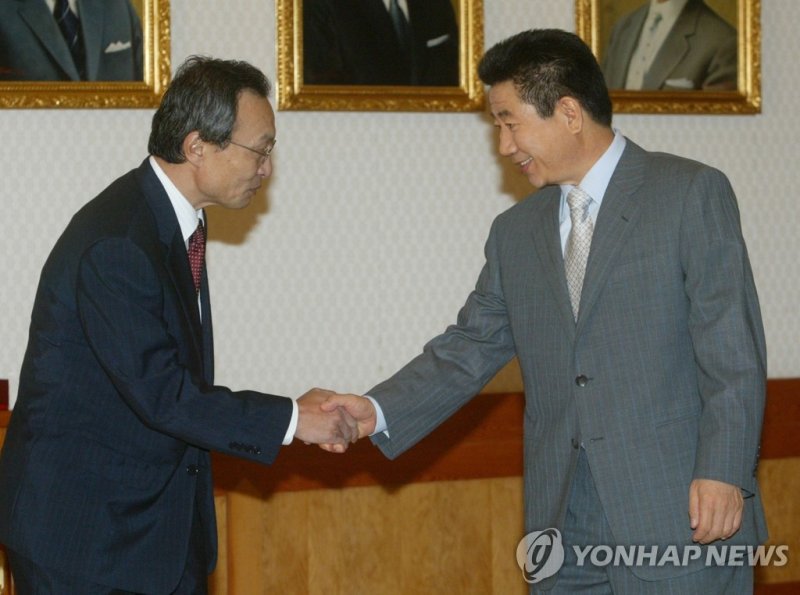 노무현 전 대통령과 이해찬 전 총리(왼쪽) (출처=연합뉴스)