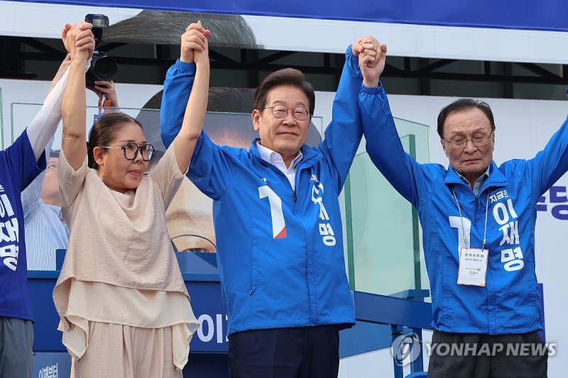 세종시민들에게 인사하는 이재명 후보 (출처=연합뉴스)