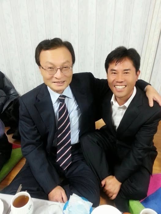 이해찬 전 총리와 박정현 충남 부여군수 (출처=연합뉴스)