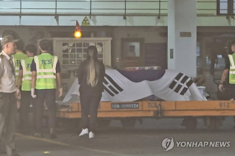 태극기에 감싸인 이해찬 전 총리 관 (출처=연합뉴스)