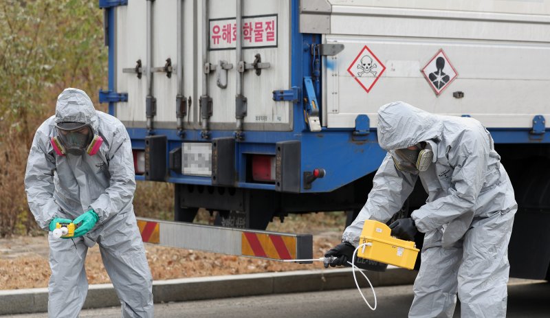 [대구=뉴시스] 이무열 기자 = 29일 대구 달성군 구지면 국가산단대로 일대에서 겨울철 빙판길에서 유해화학물질인 질산 탱크로리 전복상황을 가정한 불시 비상기동훈련이 진행되고 있다. 대구지방환경청은 겨울철 유해화학물질 취급시설에서 발생할 수 있는 화학사고를 미연에 방지하고 예방하기 위해 매년 실시하고 있다. 2023.11.29. lmy@newsis.com