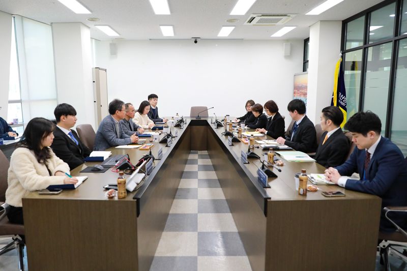 울산항만공사와 일본 국토교통성 관계자들이 27일 울산항만공사에서 친환경 선박 연료의 급유 협력을 논의하기 위해 간담회를 열었다. 울산항만공사 제공