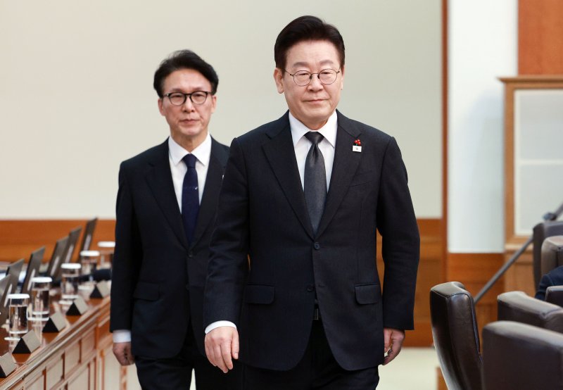 [서울=뉴시스] 고범준 기자 = 이재명 대통령이 27일 청와대에서 열린 국무회의에 김민석 국무총리와 함께 입장하고 있다. 2026.01.27. bjko@newsis.com