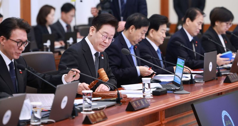 [서울=뉴시스] 고범준 기자 = 이재명 대통령이 27일 청와대에서 열린 국무회의에서 의사봉을 두드리며 개회 선언을 하고 있다. 2026.01.27. bjko@newsis.com