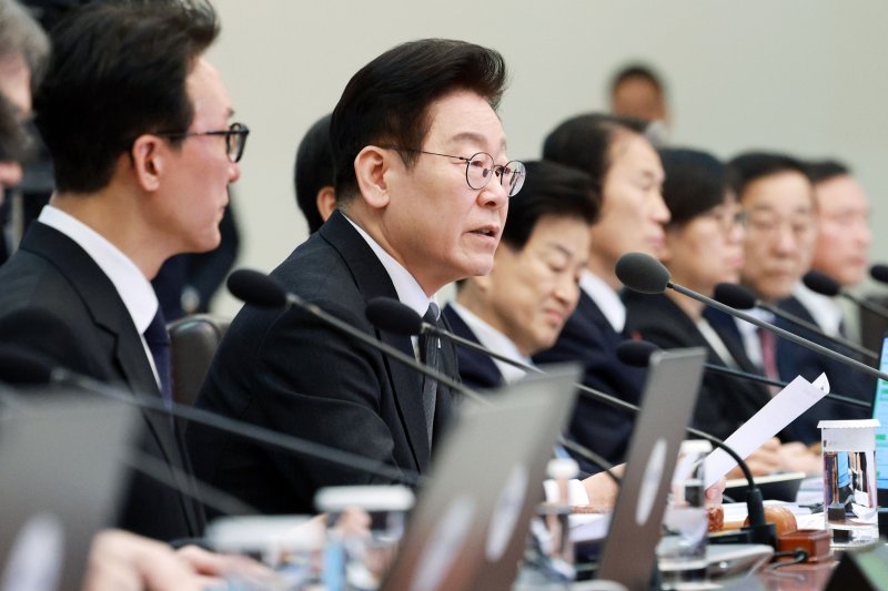 [서울=뉴시스] 고범준 기자 = 이재명 대통령이 27일 청와대에서 열린 국무회의에서 발언하고 있다. 2026.01.27. bjko@newsis.com