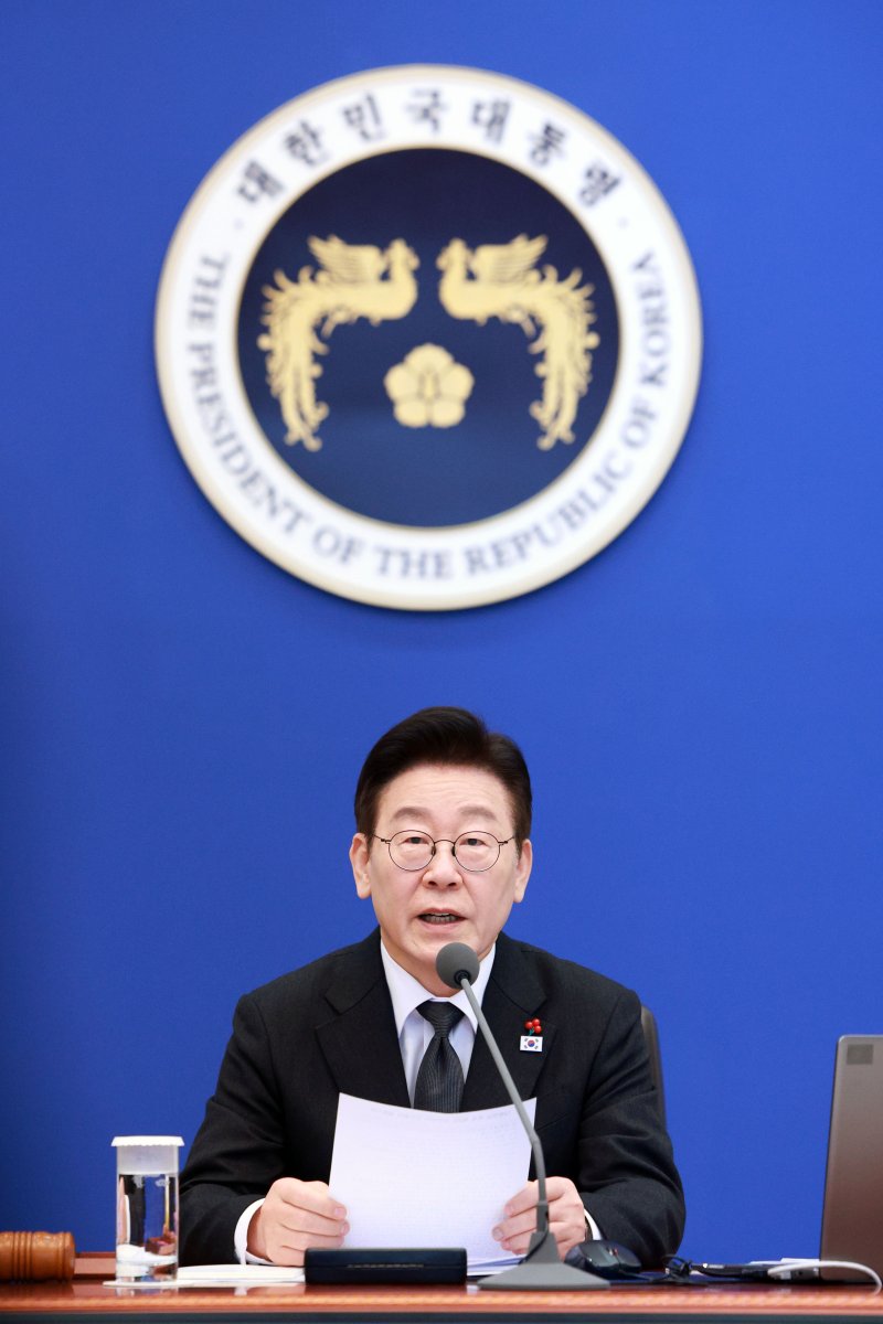 [서울=뉴시스] 고범준 기자 = 이재명 대통령이 27일 청와대에서 열린 국무회의에서 발언하고 있다. 2026.01.27. bjko@newsis.com