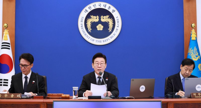 [서울=뉴시스] 고범준 기자 = 이재명 대통령이 27일 청와대에서 열린 국무회의에서 발언하고 있다. 2026.01.27. bjko@newsis.com