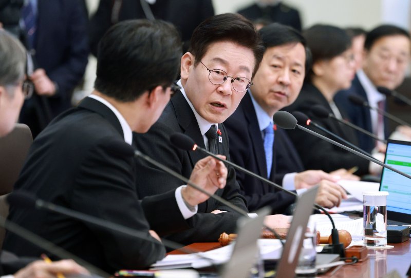 [서울=뉴시스] 고범준 기자 = 이재명 대통령이 27일 청와대에서 열린 국무회의에서 김민석 국무총리와 대화하고 있다. 2026.01.27. bjko@newsis.com