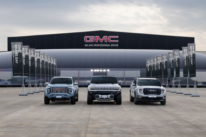 GMC가 올해 국내에 출시할 신차 3종. 왼쪽부터 캐니언·허머EV·아카디아. 뉴스1.