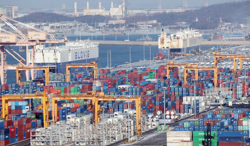 도널드 트럼프 미국 대통령이 26일(현지시간) 한국 의회가 무역 합의를 이행하지 않고 있다며 상호관세를 비롯해 자동차 등 품목 관세를 15%에서 25%로 인상하겠다고 밝혔다. 관세 부과의 시점이나 기타 추가적인 내용은 언급하지 않았다. 사진은 27일 경기 평택시 포승읍 평택항에 수출용 컨테이너가 쌓여있는 모습. 2026.1.27/뉴스1 ⓒ News1 김영운 기자