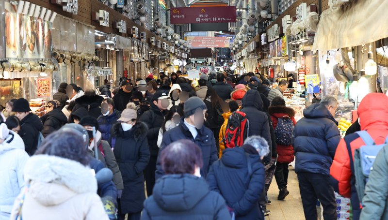 [서울=뉴시스] 최진석 기자 = 사진은 지난 25일 서울 청량리 농수산물시장에서 시민들이 장을 보고 있는 모습. 2026.01.25. myjs@newsis.om