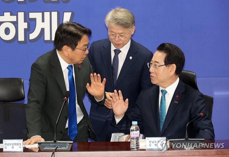 강기정 광주시장-김영록 전남지사, "명칭은? 청사는?" (출처=연합뉴스)