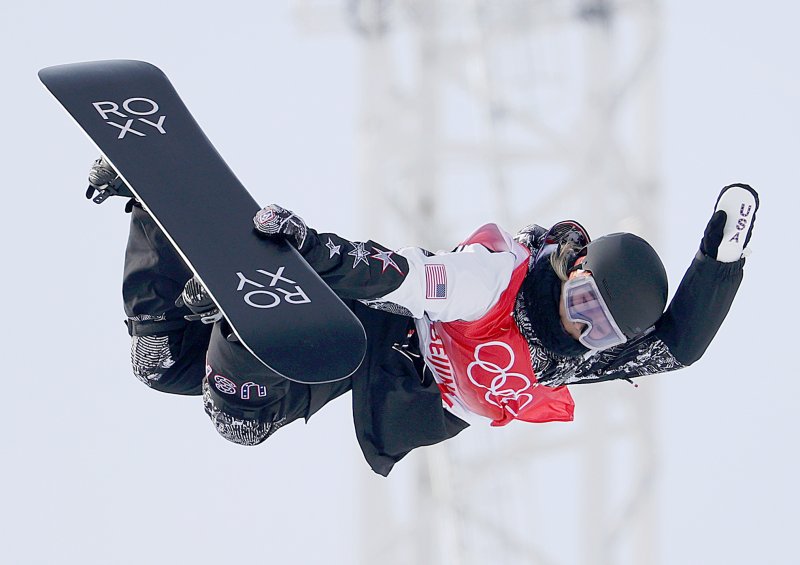 [장자커우(중국)=뉴시스] 김병문 기자 = 10일 오전 중국 허베이성 장자커우의 겐팅 스노우파크에서 열린 스노보드 여자 하프파이프 경기, 미국 클로이 김이 기술을 선보이고 있다. 2022.02.10. dadazon@newsis.com