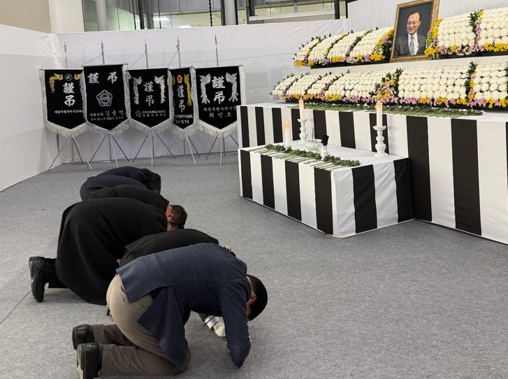 27일 세종시청 1층 로비에 마련된 고 이해찬 전 국무총리 합동 분향소. / 뉴스1