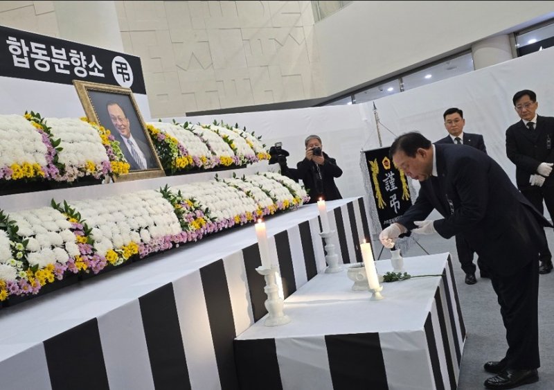 최민호 세종시장이 27일 세종시청 1층 로비에 마련된 고(故) 이해찬 전 국무총리 합동 분향소를 찾아 분향하고 있다./ 뉴스1 2026.1.27/뉴스1 ⓒ News1 장동열 기자