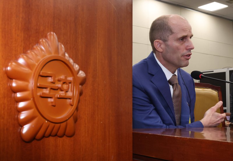 [서울=뉴시스] 김금보 기자 = 해롤드 로저스 쿠팡 대표이사가 31일 오전 서울 여의도 국회에서 열린 쿠팡 침해사고 및 개인정보 유출, 불공정 거래, 노동환경 실태 파악과 재발방지 대책 마련을 위한 연석 청문회에서 의원 질의에 답변을 하고 있다. 2025.12.31. kgb@newsis.com