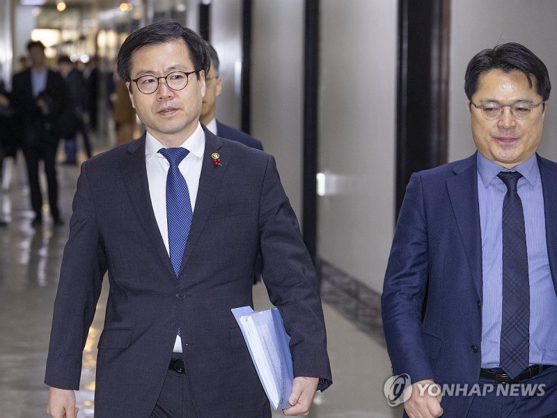 대미 관세 기습 인상 발표, 국회에 보고 나선 통상교섭본부장과 산업부 1차관 (출처=연합뉴스)