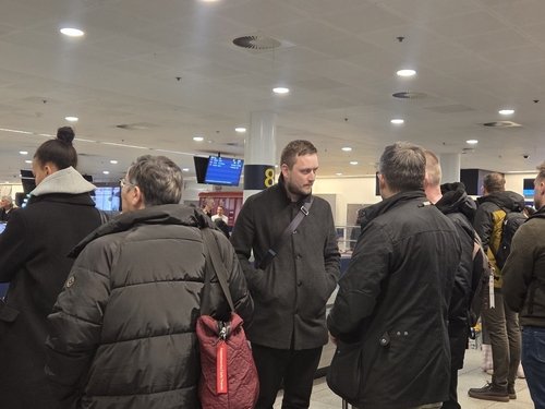 코펜하겐 공항의 닐센 그린란드 총리 (출처=연합뉴스)