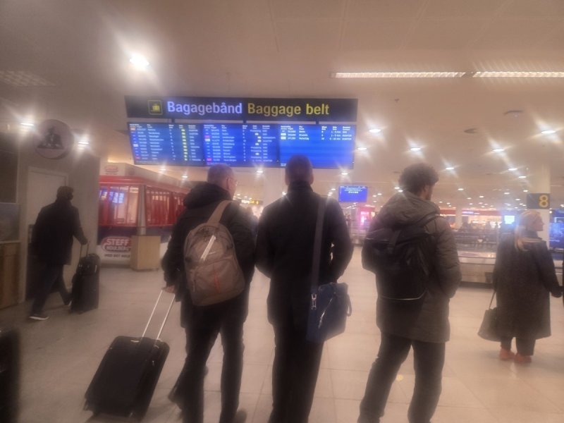 코펜하겐 공항을 빠져나가는 닐센 그린란드 총리(가운데) (출처=연합뉴스)