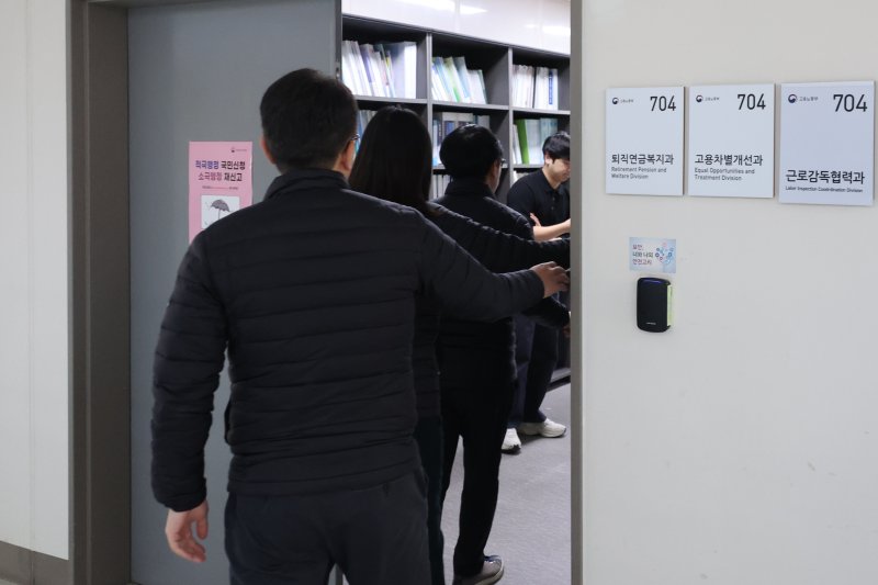 상설특검, 고용노동부 압수수색 27일 쿠팡 퇴직금 미지급 의혹을 수사하는 안권섭 상설특별검사팀이 압수수색을 위해 정부세종청사 고용노동부 퇴직연금복지과로 들어가고 있다. 연합뉴스
