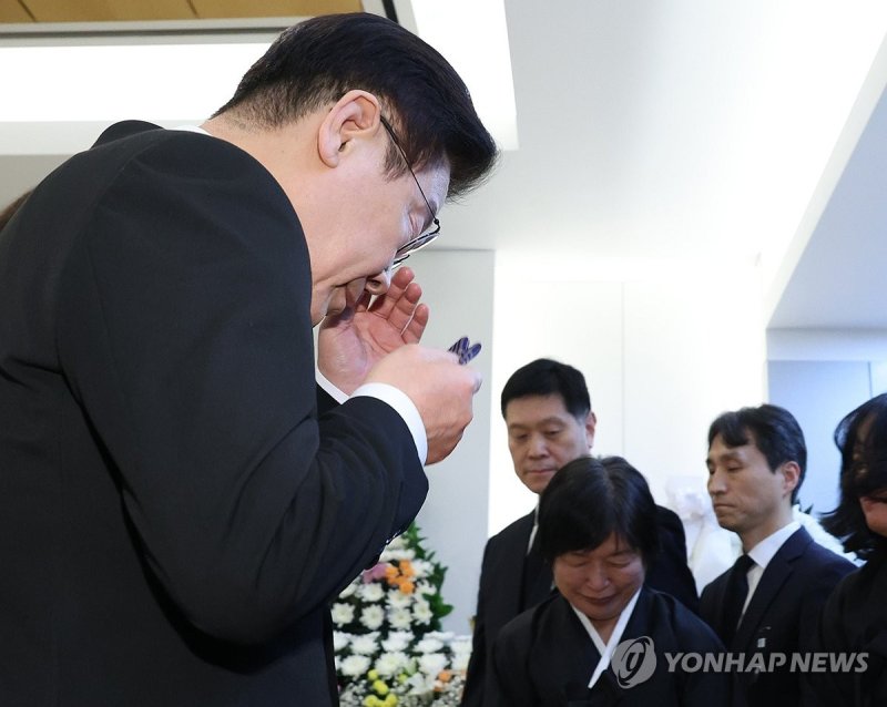 눈물 닦는 이재명 대통령 (출처=연합뉴스)