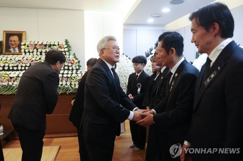 정청래 대표와 인사하는 문재인 전 대통령 (출처=연합뉴스)