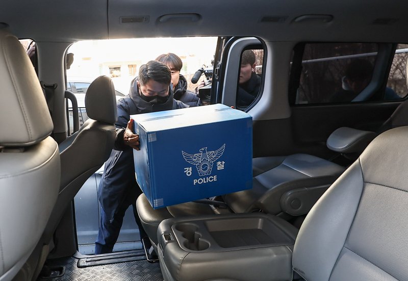 서울경찰청 공공범죄수사대 수사관들이 지난 24일 '공천헌금 의혹'의 핵심 인물인 김경 전 서울시의원의 서울 강서구 화곡동 주거지를 압수수색 후 압수품을 챙겨 나서고 있다. 2026.1.24/뉴스1 ⓒ News1 김도우 기자