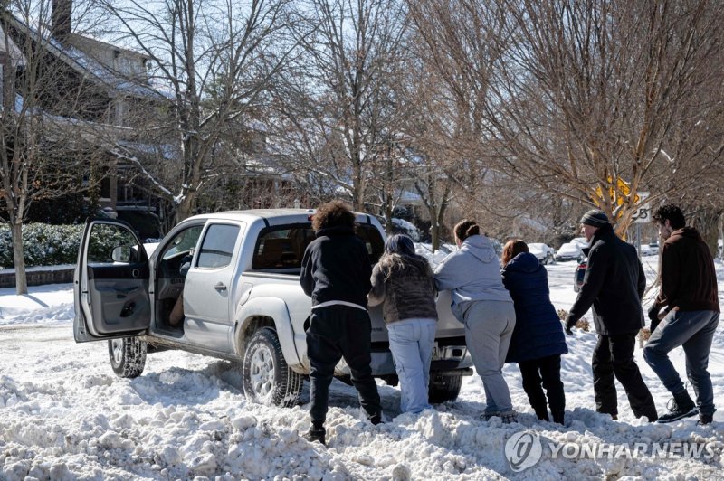 미 켄터키주 루이빌에서 폭설 속에 고립된 차량 치우는 주민들 (출처=연합뉴스)