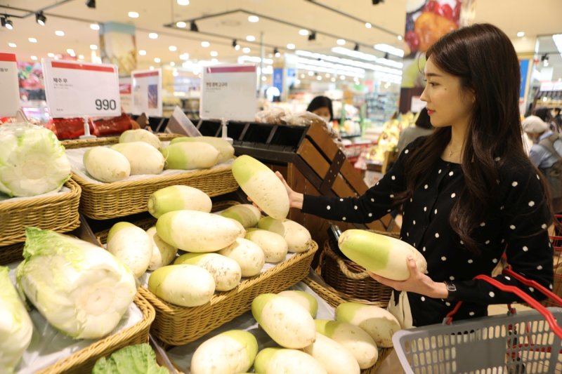 롯데 마트에서 무를 고르고 있는 소비자.연합뉴스