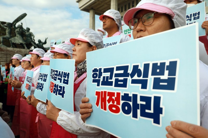 [서울=뉴시스] 고승민 기자 = 안전한 노동 행복한 급식 100만 청원운동본부 회원들이 지난해 11월 26일 서울 여의도 국회 본청 앞에서 학교급식법 전면개정 촉구 기자회견을 하고 있다. 2025.11.26. kkssmm99@newsis.com