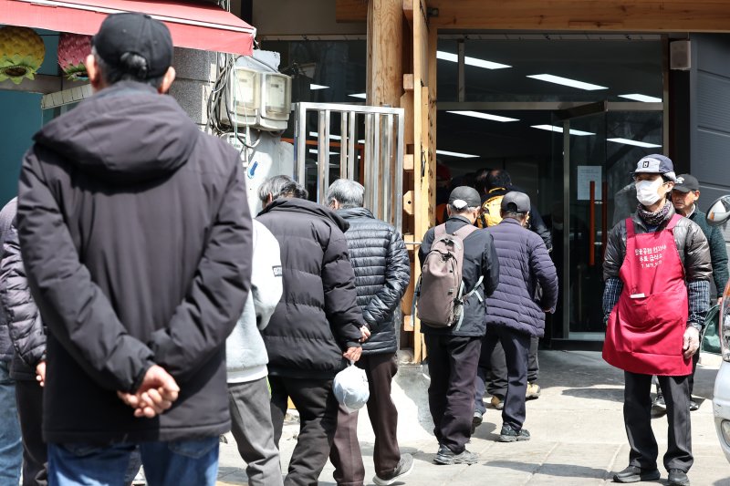 서울 종로구 탑골공원 인근 무료급식소 앞에 어르신들이 길게 줄을 서 식사 차례를 기다리고 있다. 2025.3.24/뉴스1 ⓒ News1 민경석 기자