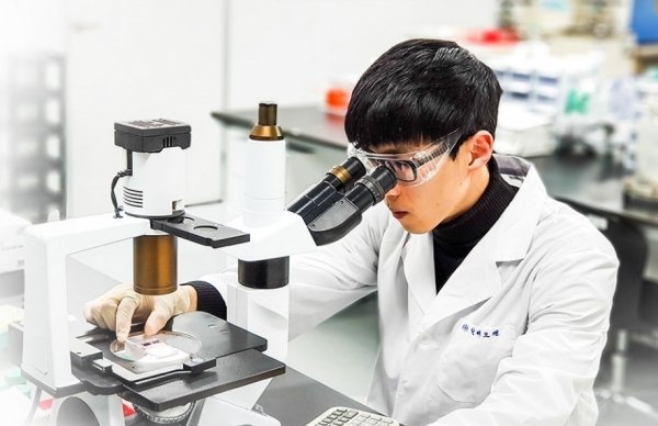 알테오젠 연구진이 바이오 플랫폼 기술 연구를 하고 있다.(알테오젠 제공)/뉴스1