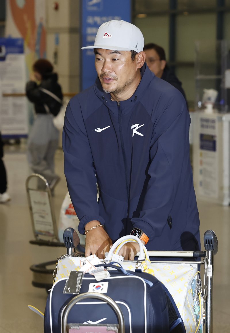 대한민국 야구대표팀 노경은이 사이판 전지훈련을 마치고 21일 오후 인천국제공항을 통해 귀국하고 있다. 2026.1.21/뉴스1 ⓒ News1 박정호 기자